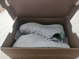 Zapatillas deportivas blancas y verde menta