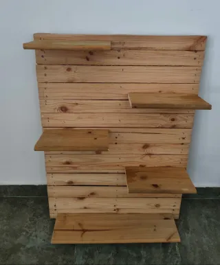Estantería de madera rústica