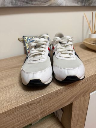 Zapatillas Asics Blancas y Rojas