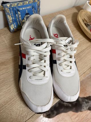 Zapatillas Asics Blancas y Rojas