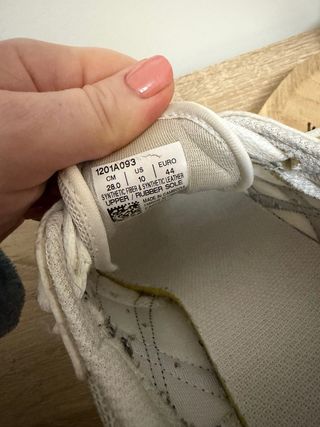 Zapatillas Asics Blancas y Rojas