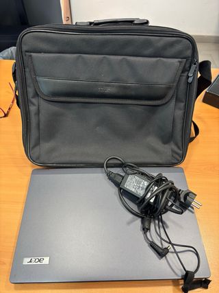 Portátil Acer con funda y cargador