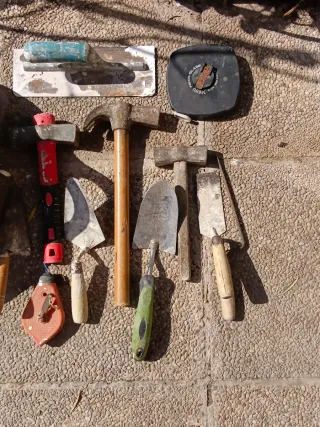 Herramientas de albañil: cubeta, paletas, martillo