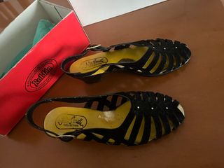 Sandalias negras y doradas mujer