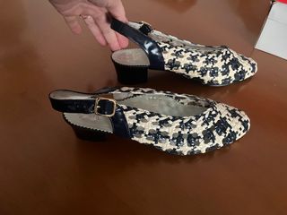 Sandalias negras y doradas mujer