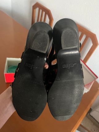 Sandalias negras y doradas mujer