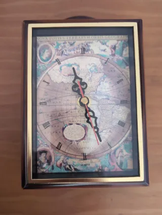 Reloj de pared con guarda llaves marca Quartz.