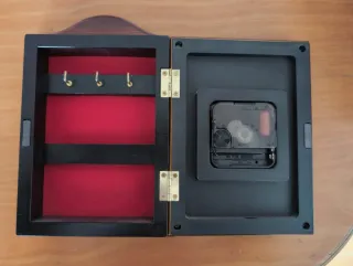 Reloj de pared con guarda llaves marca Quartz.