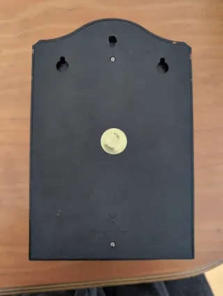 Reloj de pared con guarda llaves marca Quartz.