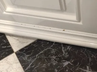 Mueble de baño con espejo y lavabo.