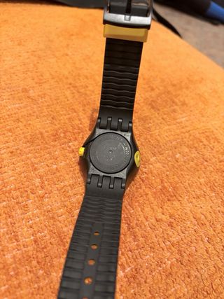 Reloj Swatch Fun Scuba Negro y Amarillo