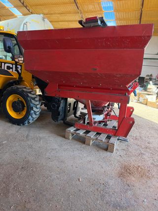 Abonadora Aguirre 2500kg / 24m