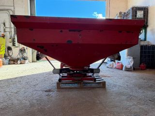 Abonadora Aguirre 2500kg / 24m