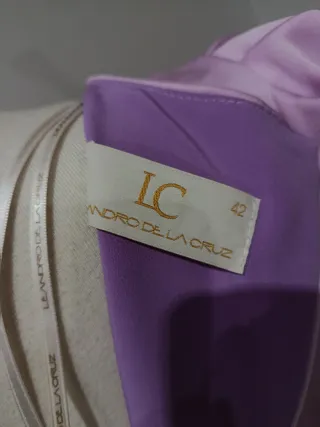 Vestido elegante lila con plumas