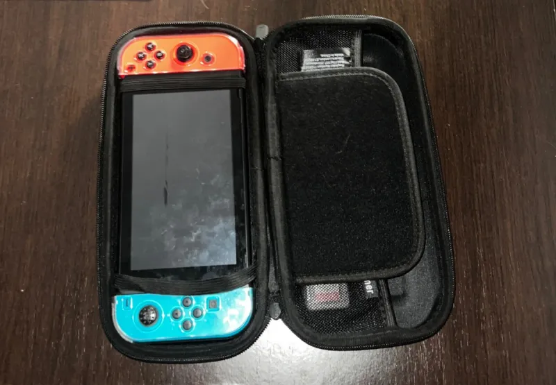 Nintendo Switch Azul/Rojo + Estuche afbeelding 2