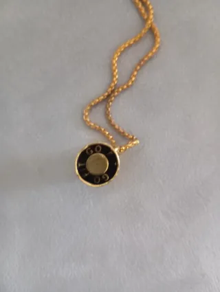 Collar de color oro con colgante pesa