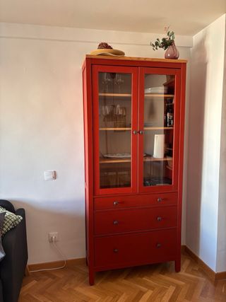 Vitrina con cajones y librería roja