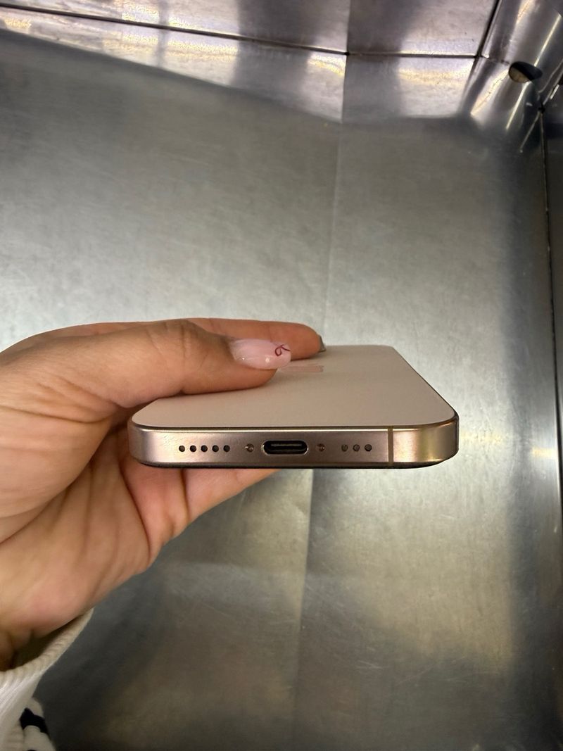 iPhone 16 Pro Dorado afbeelding 5
