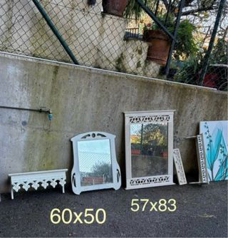 Espejos y estantes blancos decorativos.