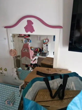 Cómoda blanca y malva con cestas