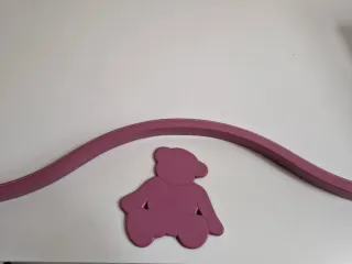 Cómoda blanca y malva con cestas