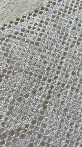 Colcha antigua de lino bordada en filtire