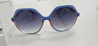 Gafas de sol azules y rojas