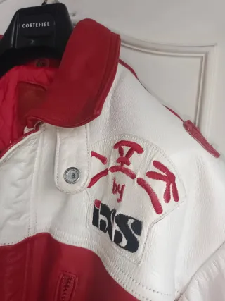 Chaqueta de cuero IXS roja y blanca
