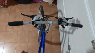 Bicicleta de ciudad azul