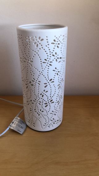 Lámpara de porcelana blanca calada