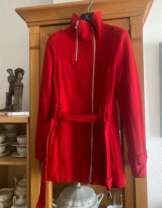 Gabardina roja con cinturón