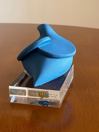 Figura azul sobre base de cristal