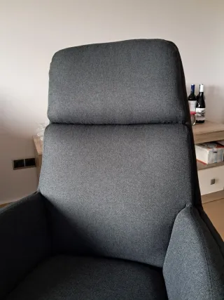 Poltrona Jysk con poggia piedi grigio