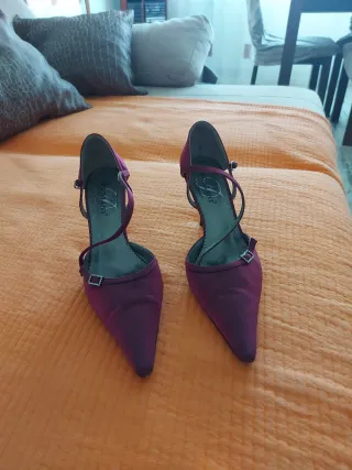 Zapatos de salón morados con bolso a juego.