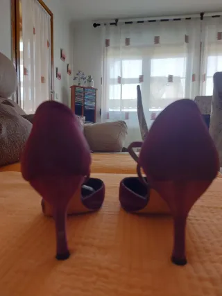 Zapatos de salón morados con bolso a juego.