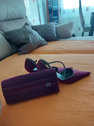 Zapatos de salón morados con bolso a juego.