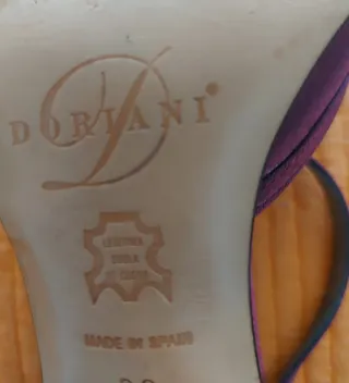 Zapatos de salón morados con bolso a juego.