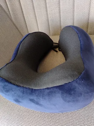 Cojín cervical para buena postura del cuello.