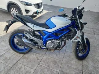 Suzuki Gladius Naked Blanca y Azul