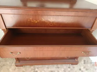 Cómoda de madera con espejo. No se realiza envio