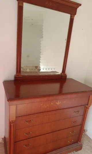Cómoda de madera con espejo. No se realiza envio