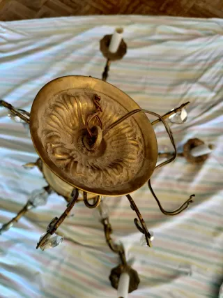 Lámpara de techo dorada con cristales