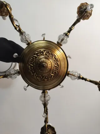 Lámpara de techo dorada con cristales