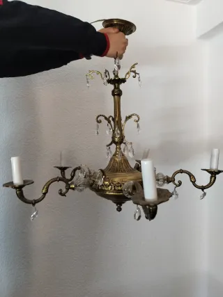 Lámpara de techo dorada con cristales