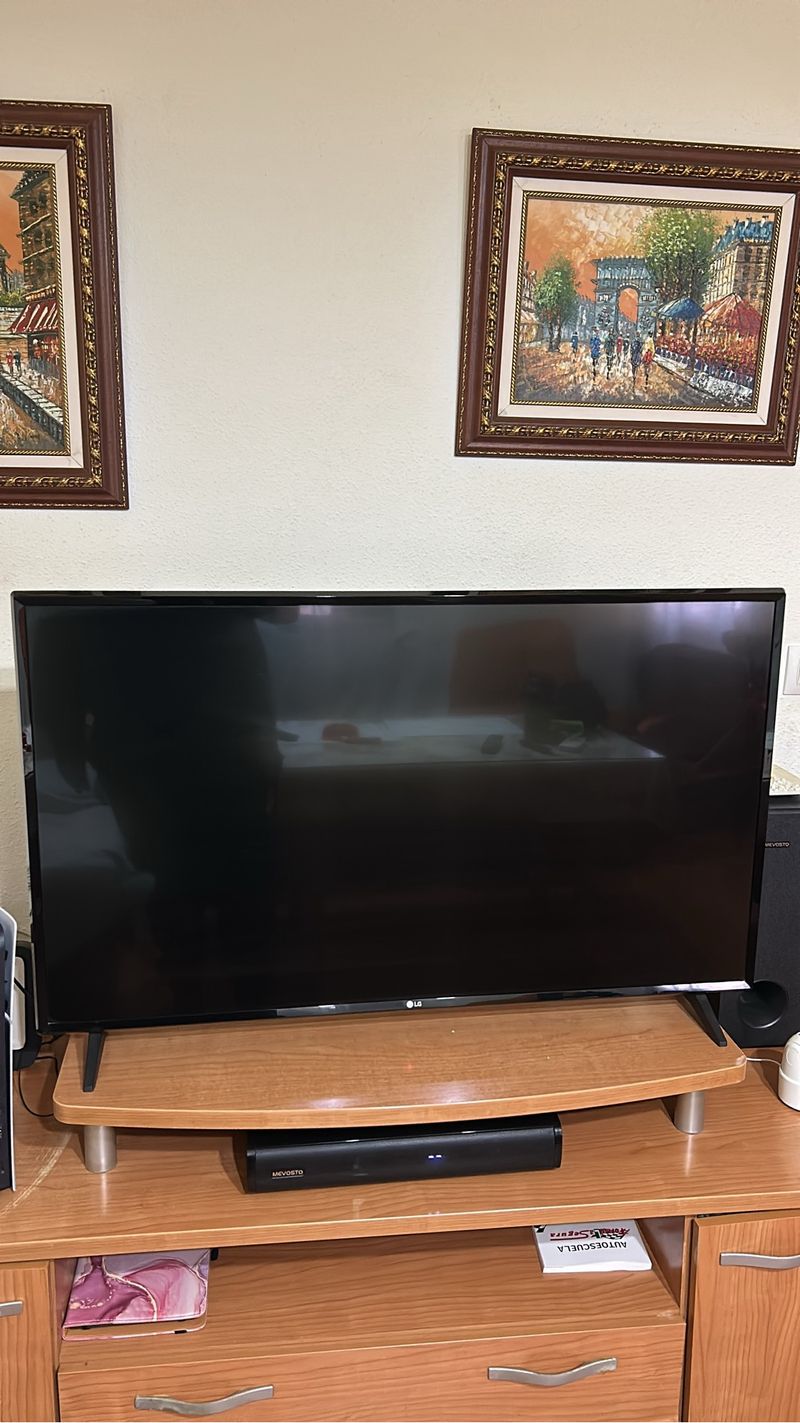 LG Smart TV 43”