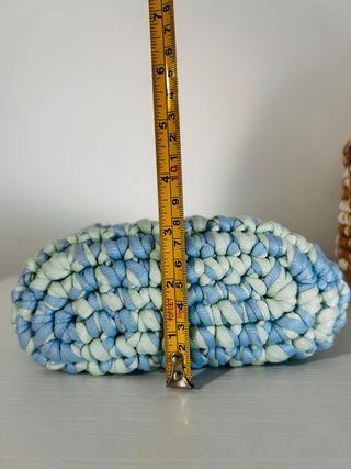 Bolso tejido a crochet azul y verde
