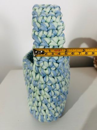 Bolso tejido a crochet azul y verde