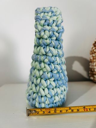 Bolso tejido a crochet azul y verde