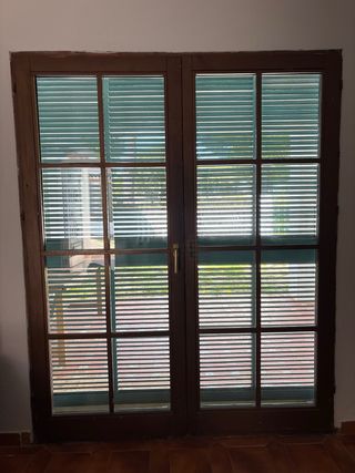 Ventana con persiana y mosquitera Una puerta