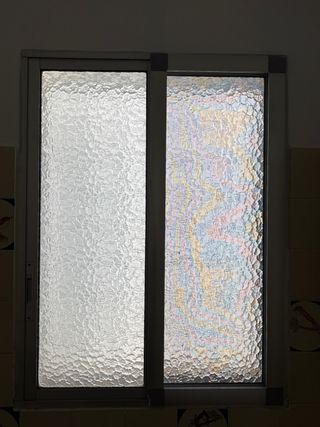 Ventana con persiana y mosquitera Una puerta